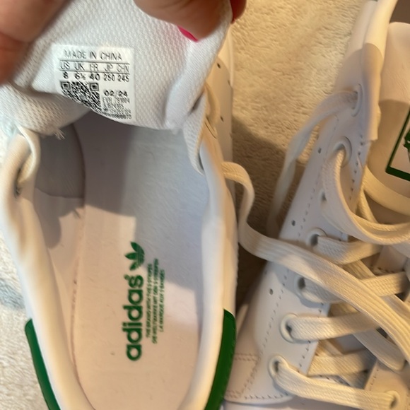 White Adidas Stan Smith sneakers with green backs. Women’s size 8. worn once - Picture 8 of 9